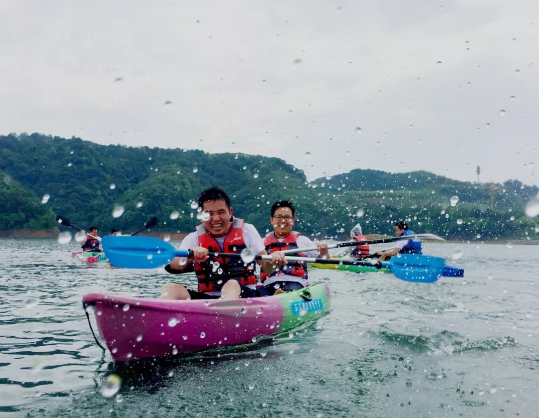 恰逢大雨，反正都濕身了，不如任性玩一回。  夕陽西下，收隊回家。  上大巴發(fā)朋友圈炫耀去嘍!